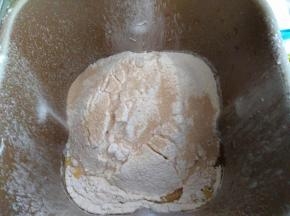 把所有材料倒入面包机桶。