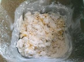 用筷子搅拌一下所有材料，让在面包机里静置几分。