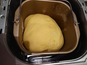 将面团收圆后放在面包机里进行基础发酵。时间设置40分钟左右。