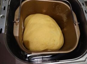 将面团收圆后放在面包机里进行基础发酵。时间设置40分钟左右。