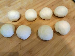 把面团排气后，平均分成8份。滚圆后盖上保鲜膜静置松弛15分钟。