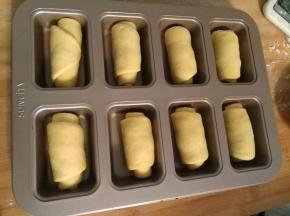 把整形发好的面团放在模具里。