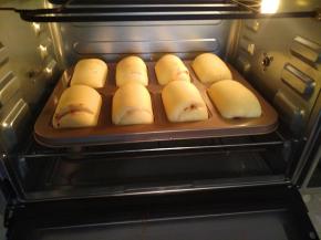 烤箱预热10分钟170度。把烤盘放在烤箱里，上下管170度23分钟。