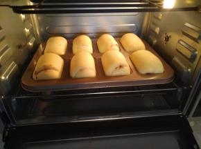 烤箱预热10分钟170度。把烤盘放在烤箱里，上下管170度23分钟。