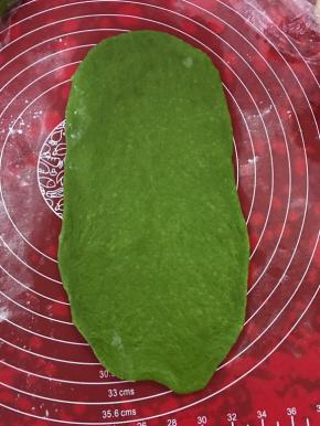 取一个面团擀成长条