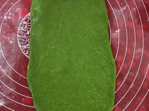 取一个面团擀成长条