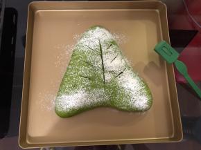还有个三角形的
送入预热好的烤箱，180度烤20分钟
抹茶粉很容易烤成黄色，建议一开始就加盖油纸，上色不那么重，以免变成黑暗料理