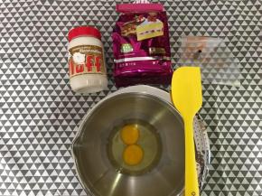 准备好食材，以及裱花袋和圆口裱花嘴。
烤箱上下火180度预热。