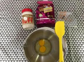 准备好食材，以及裱花袋和圆口裱花嘴。
烤箱上下火180度预热。