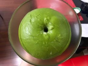 面团用手指粘面粉戳一个洞，不回缩不塌陷就是发酵好了。
颜色是不是很美