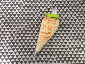 翻拌好的面糊倒入裱花袋，可以用玻璃杯辅助