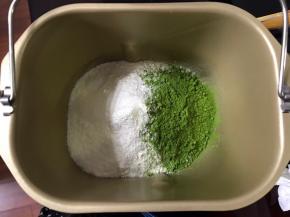 将除了黄油外的所有主面团材料按由湿到干的顺序加入和面桶，盐和酵母不要放在一起。水份不要一次性全部加入，留部分后面酌情增减。启动和面程序，面粉吸收水份揉成光滑面团后加入黄油，一个和面程序结束后，再开启一个和面程序。全程敞开盖子。