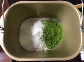 将除了黄油外的所有主面团材料按由湿到干的顺序加入和面桶，盐和酵母不要放在一起。水份不要一次性全部加入，留部分后面酌情增减。启动和面程序，面粉吸收水份揉成光滑面团后加入黄油，一个和面程序结束后，再开启一个和面程序。全程敞开盖子。