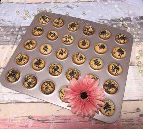 放入烤箱中层，上下火180度烤15分钟。底部上色即可。