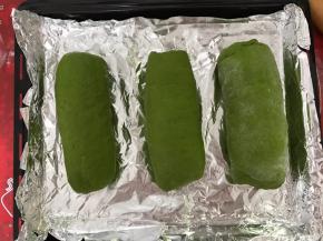 同样的方法做好剩余的（还有一个做成了三角形），放进烤盘准备二发。
现在温度高，直接盖上保鲜膜室温发酵至两倍大。
