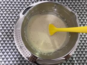 用电动打蛋器将棉花糖和鸡蛋搅打均匀，打至浓稠状态。