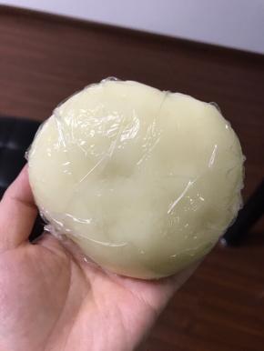 麻薯出锅后可隔冷水降温，温热时加入黄油，用手揉至黄油被麻薯完全吸收。包上保鲜膜冷藏备用