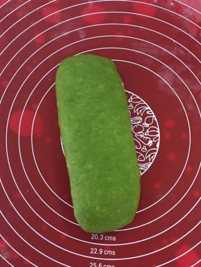 由上到下卷起，封口处捏紧，整整形，一定一定封口捏紧！