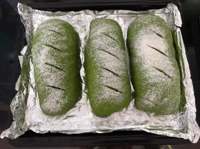 发酵到原来的两倍大，撒上高粉，割包
烤箱上下火180度预热10分钟