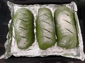 发酵到原来的两倍大，撒上高粉，割包
烤箱上下火180度预热10分钟