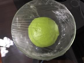 面团整圆，放碗里盖上保鲜膜，室温发酵至原来的两倍大，差不多一小时