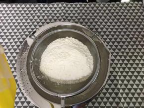 低筋面粉过筛加入。