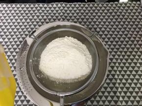 低筋面粉过筛加入。