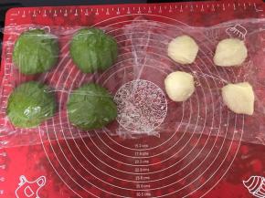 面团按压排气后分成四份，盖上保鲜膜静置15分钟
麻薯同样