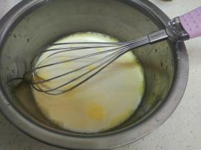 加入牛奶和溶化的黄油，打至油水混合。
