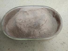 把低筋面粉和可可粉混合过筛两次。
