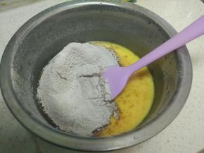 把过过筛后的低筋面粉倒入盆里。