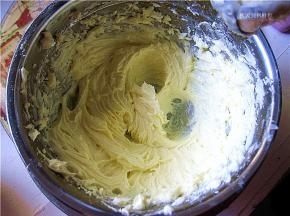 将奶油奶酪在室温下放置比较柔软以后，加入细砂糖，用打蛋器搅打至顺滑的状态。