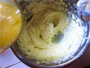 分次加入打散的鸡蛋液，每次完全吸收后再加下一次。