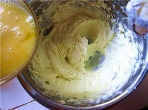 分次加入打散的鸡蛋液，每次完全吸收后再加下一次。