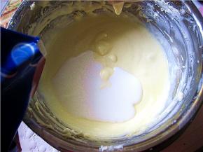 倒入牛奶和柠檬汁。