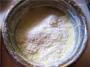 筛入低筋面粉，搅拌成乳酪糊。