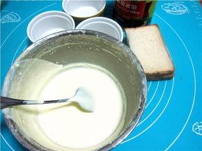 准备烤碗、吐司片和蓝莓酱。