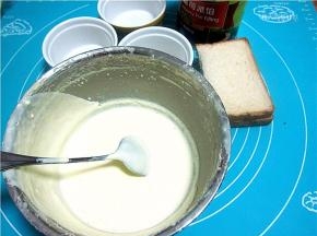 准备烤碗、吐司片和蓝莓酱。