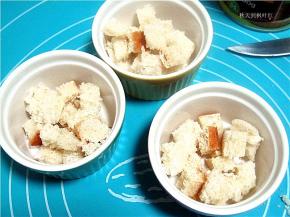 将吐司块摆放在烤碗内。