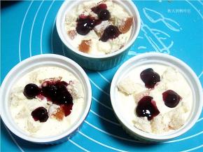 上面淋上蓝莓酱。