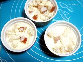 倒入乳酪糊至八分满。