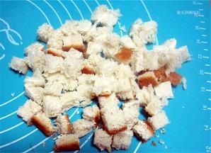 吐司切成小方块。