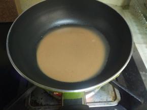 取一无水无油的干净小锅，把面糊倒入锅中。小火摊成一个小饼。（饼皮一面煎好翻面煎几秒钟。也可以只煎一面）