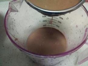 把低筋面粉和蛋液搅拌均匀无颗粒，然后过面糊过筛。