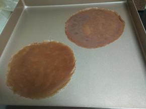 把煎好的面皮放在烤盘里冷却，然后把饼皮一张一张的放在一起。（最好把饼皮放冰箱里冷藏1-2小时。）