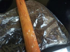 把奥利奥饼干碎放在保鲜袋里，用擀面杖擀成碎待用。