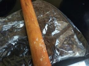 把奥利奥饼干碎放在保鲜袋里，用擀面杖擀成碎待用。