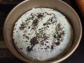 把面皮放在模具里，一张面皮一层奶油一层奥利奥饼干碎，然在一张面皮一层奶油一层奥利奥饼干碎的这样累加放在一起。（这里一般面皮为16-18张）