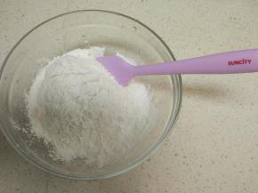 粘米粉和木薯粉搅拌在一起后倒入大碗里