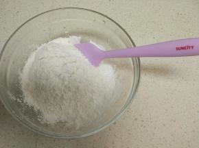 粘米粉和木薯粉搅拌在一起后倒入大碗里